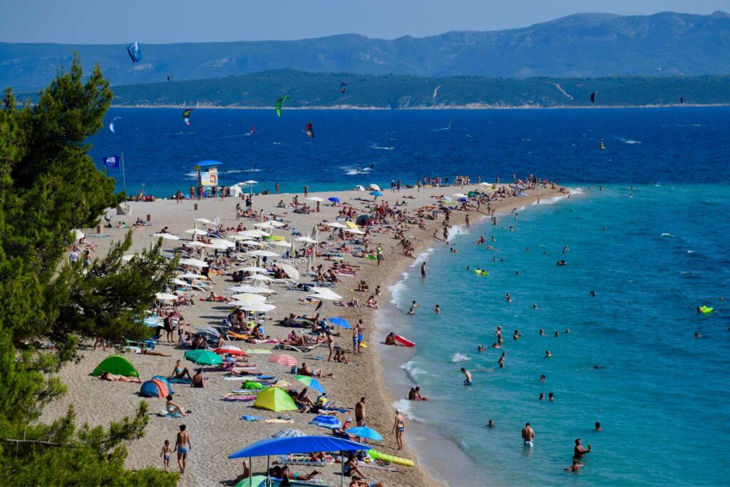Najpiękniejsze wyspy Chorwacji — Plaża Zlatni Rat na wyspie Brač